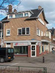 819748 Gezicht op het hoekpand Julianaweg 218 (Simsek B.V.-Schoonmaak- en Uitzendorganisatie) te Utrecht, vanaf de 't ...
